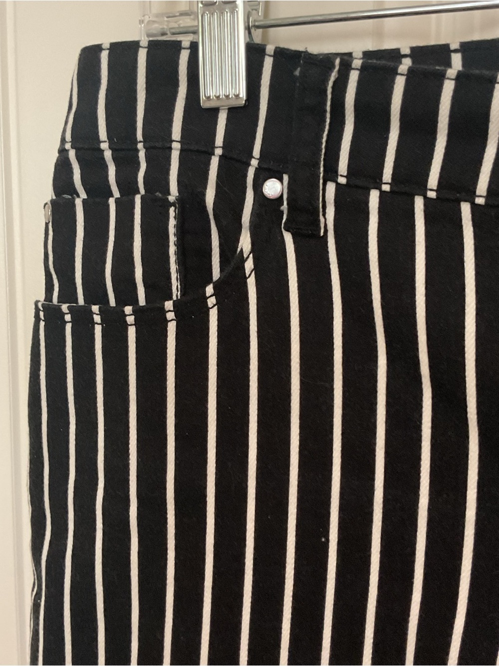 Chico’s Platinum Black and White Striped Denim Ankle Jeans Size .5 Reg 6 - Picture 7 of 12